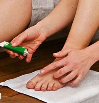 The use of a therapeutic ointment to defeat the toenail fungus